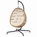 Sillón colgante de ratán sintético con cojín beige y estructura de acero