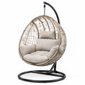 Sillón colgante de ratán sintético con cojines color beige, altura 195 cm