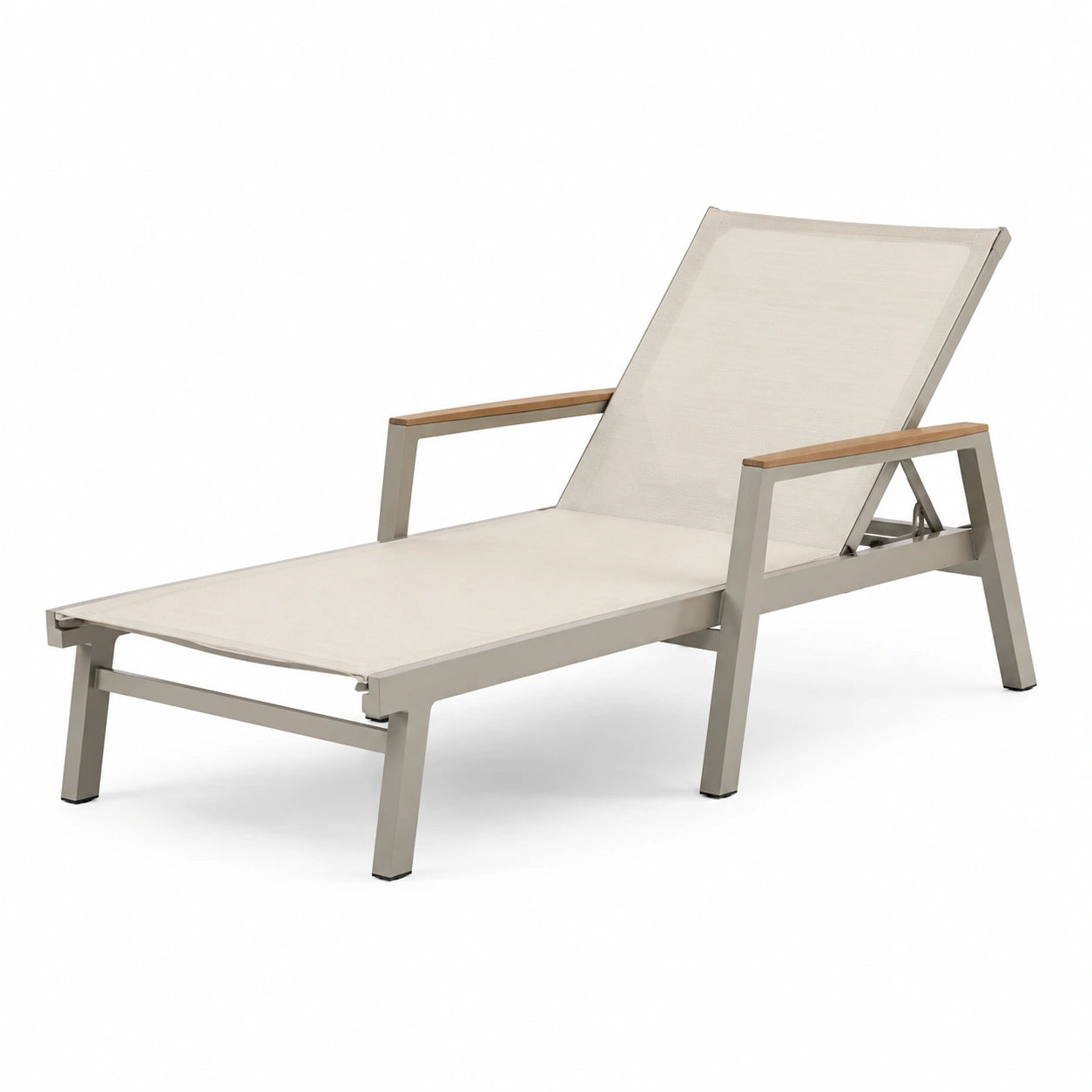 Tumbona de aluminio y textileno beige con reposabrazos de teca